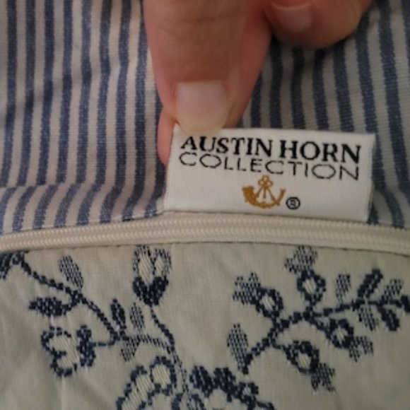 Light Blue & White Reversible Duvet by Austin Horn Collection, Queen-Size - Picture 4 of 4